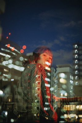 TOKYO世界“嫌いな人にも好かれたい”厭世観だけではない、心の柔らかいところに触れる優しさ【イン・ザ・ライトブルー#3】