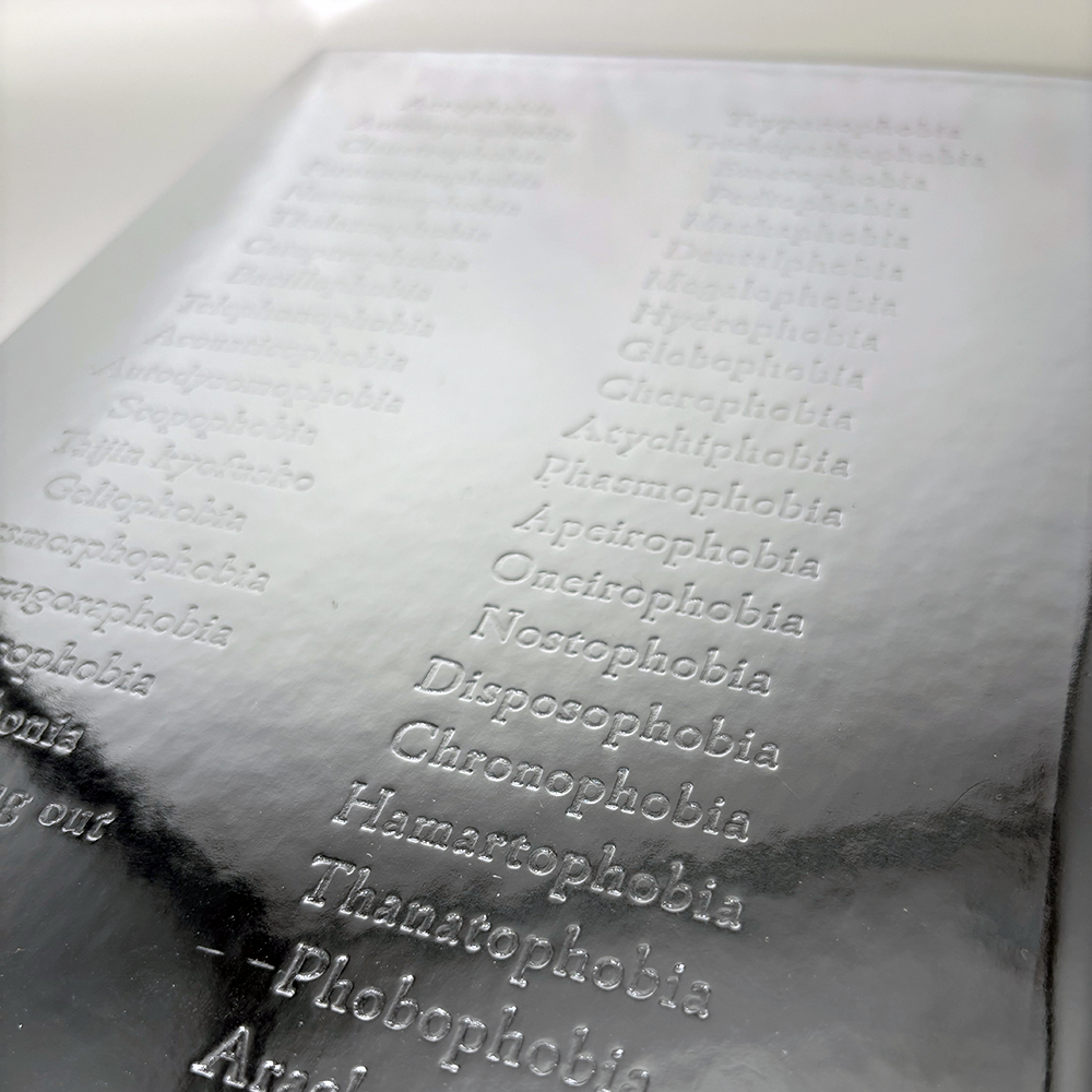 バックカバー側のエンボス加工｜【豪華特装版】『恐怖心展』表紙・想定