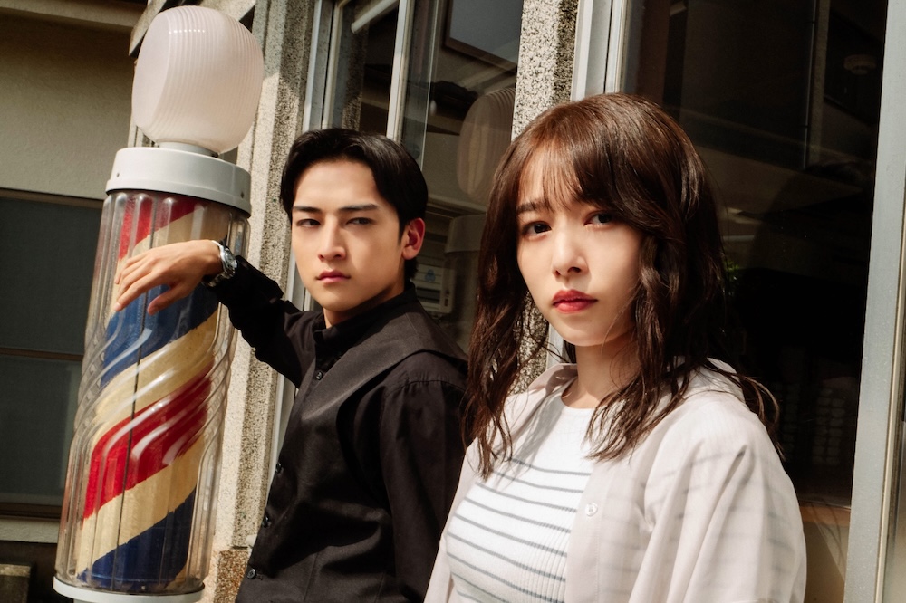 主演を務めた日穏（写真左）と桜井日奈子　（C）『死神バーバー』製作委員会