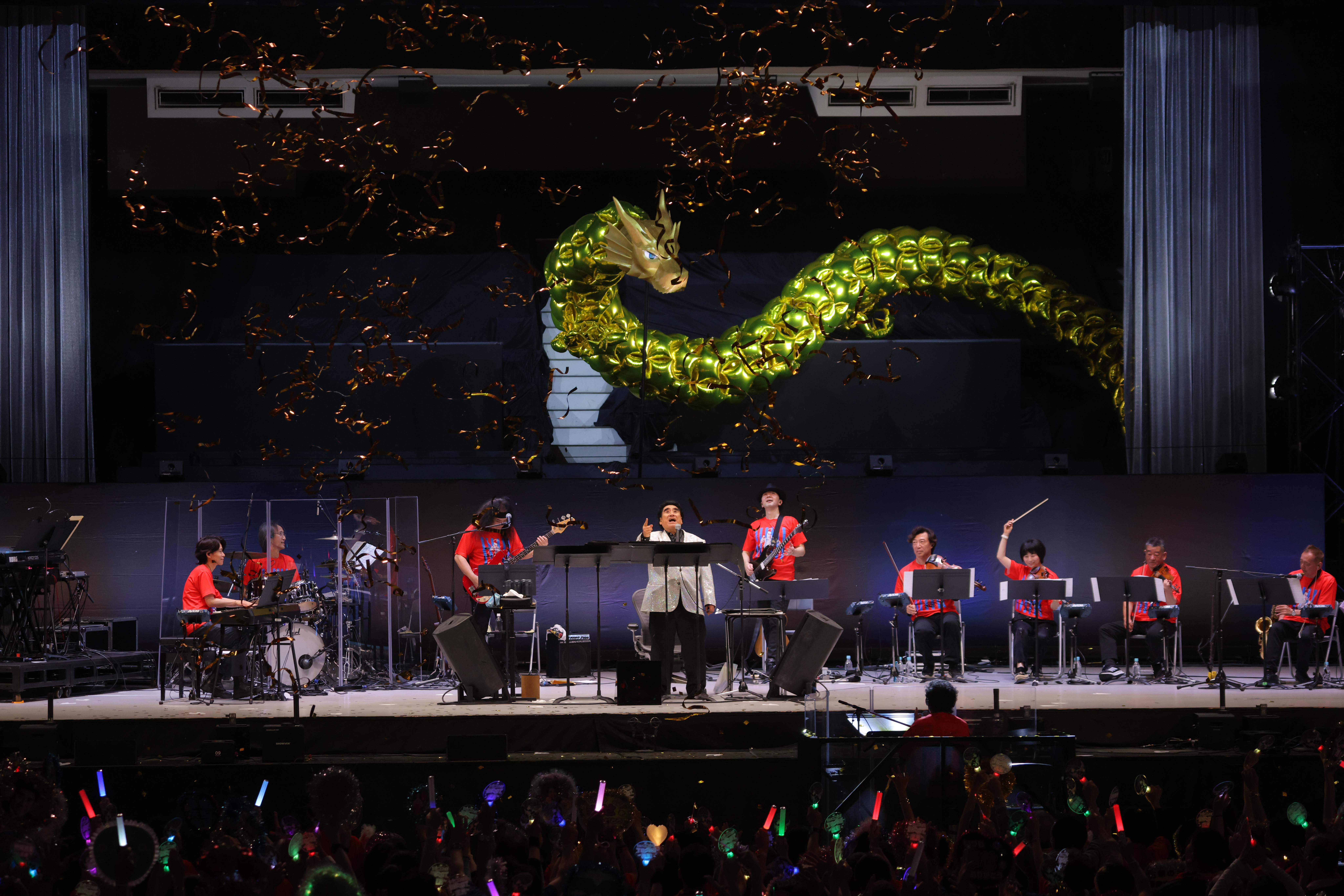 過去の武道館公演を塗り替えた、“黄金の龍神”飛び回る一夜『深見東州