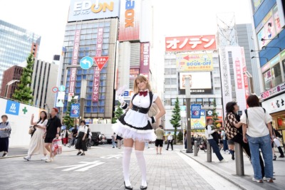 AKIHABARAゲーマーズ本店の前でうちわを配布するネトーチカ