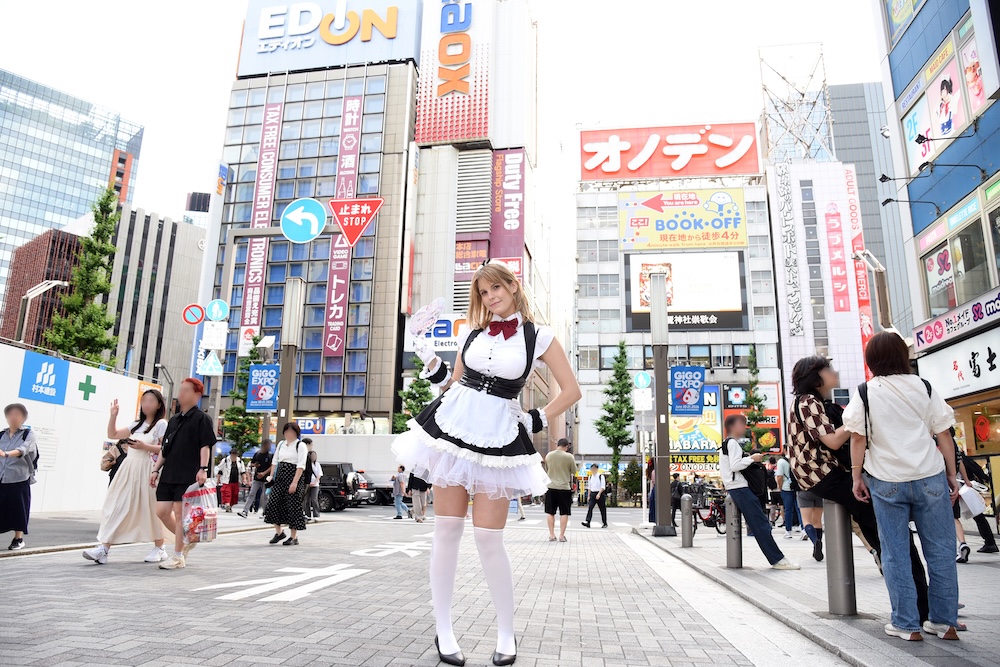 AKIHABARAゲーマーズ本店の前でうちわを配布するネトーチカ