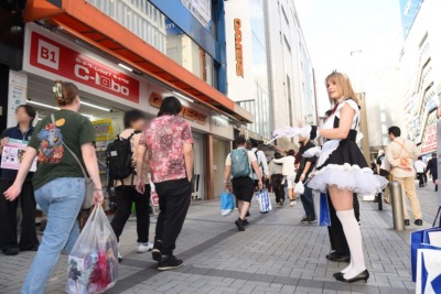 AKIHABARAゲーマーズ本店の前でうちわを配布するネトーチカ