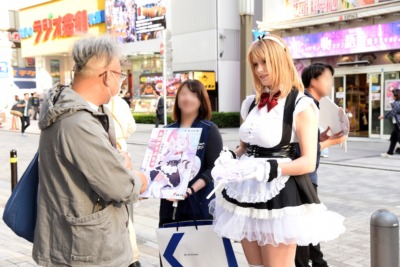 AKIHABARAゲーマーズ本店の前でうちわを配布するネトーチカ