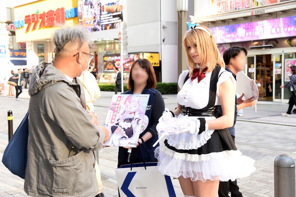 AKIHABARAゲーマーズ本店の前でうちわを配布するネトーチカ