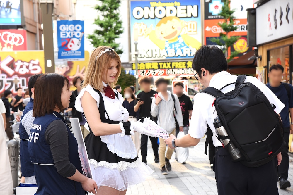 AKIHABARAゲーマーズ本店の前でうちわを配布するネトーチカ
