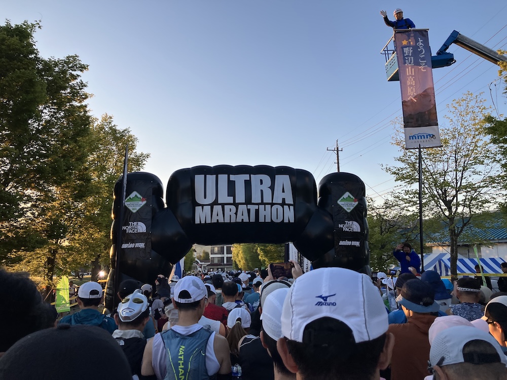 「第32回 星の郷八ヶ岳野辺山高原100kmウルトラマラソン」スタート直前の様子／撮影＝折田侑駿