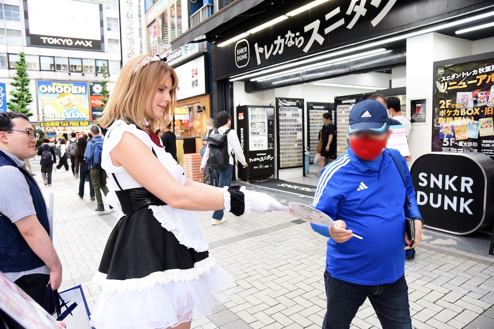 AKIHABARAゲーマーズ本店の前でうちわを配布するネトーチカ