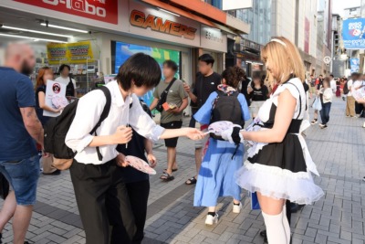 AKIHABARAゲーマーズ本店の前でうちわを配布するネトーチカ
