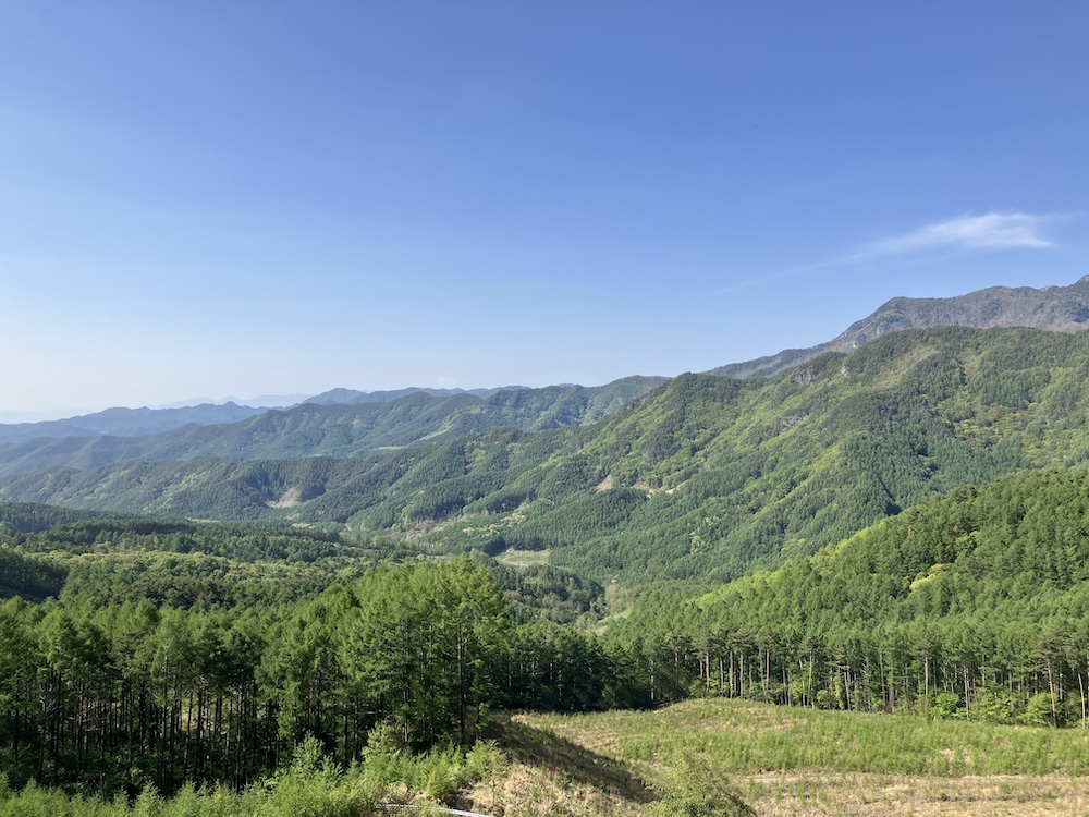 「第32回 星の郷八ヶ岳野辺山高原100kmウルトラマラソン」走行中の風景／撮影＝折田侑駿