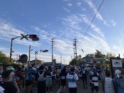 「第32回 星の郷八ヶ岳野辺山高原100kmウルトラマラソン」スタート直後の様子／撮影＝折田侑駿
