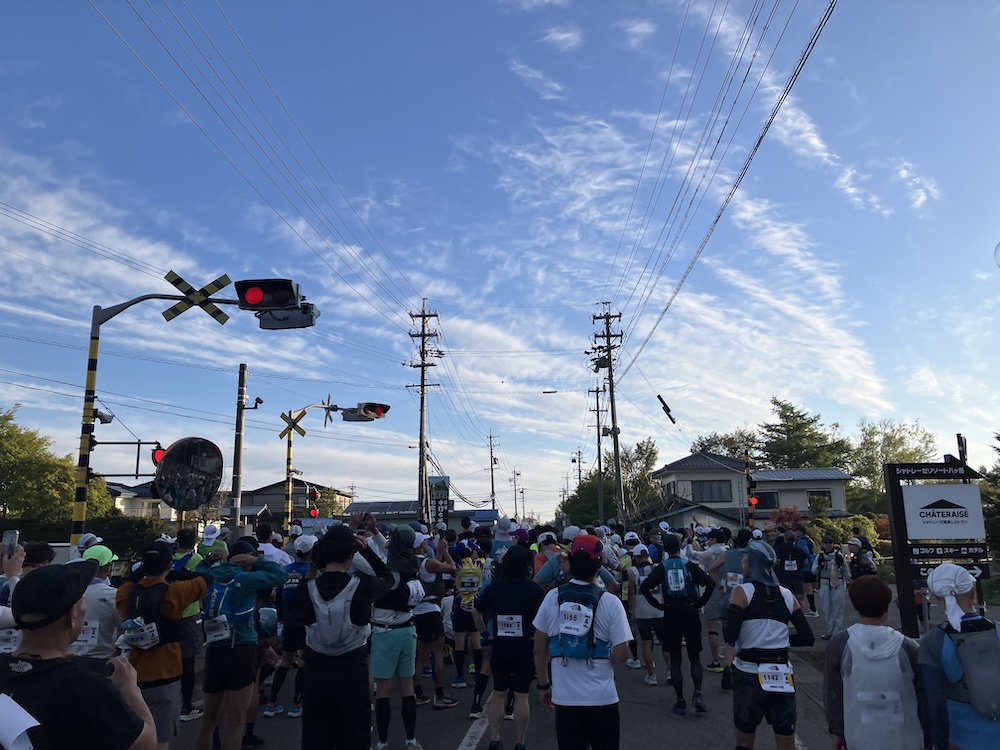 「第32回 星の郷八ヶ岳野辺山高原100kmウルトラマラソン」スタート直後の様子／撮影＝折田侑駿