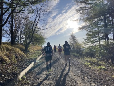 「第32回 星の郷八ヶ岳野辺山高原100kmウルトラマラソン」のトレイルを走る筆者／撮影＝折田侑駿