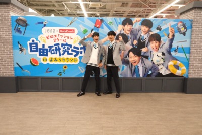 左から、QuizKnock東問、東言