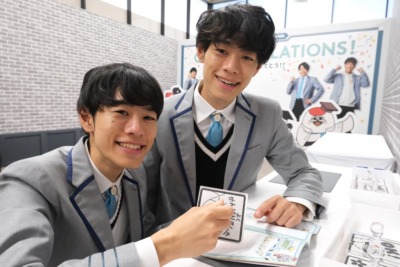 左から、QuizKnock東問、東言
