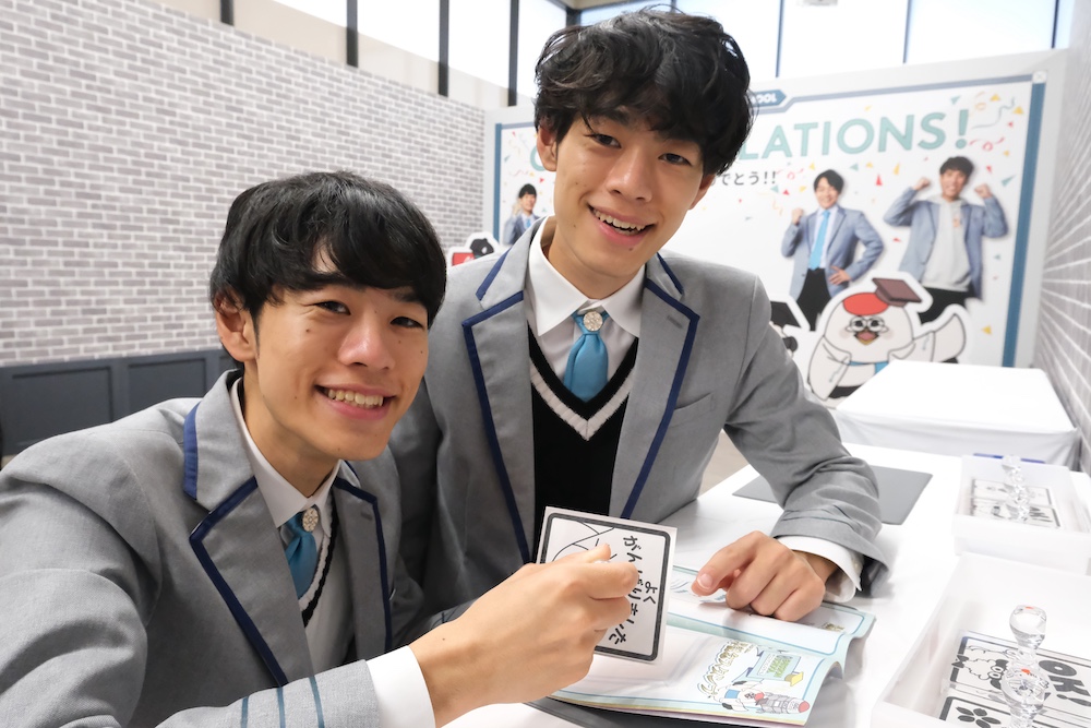 左から、QuizKnock東問、東言