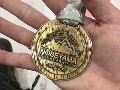 「第32回 星の郷八ヶ岳野辺山高原100kmウルトラマラソン」完走者に配られるメダル／撮影＝折田侑駿