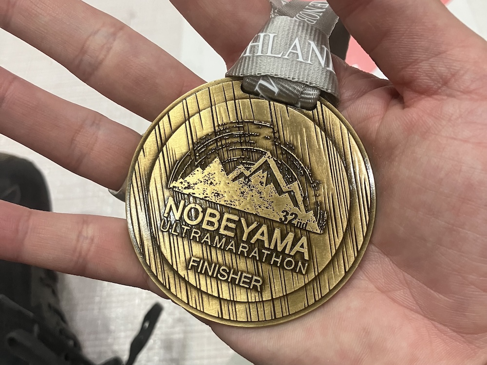 「第32回 星の郷八ヶ岳野辺山高原100kmウルトラマラソン」完走者に配られるメダル／撮影＝折田侑駿
