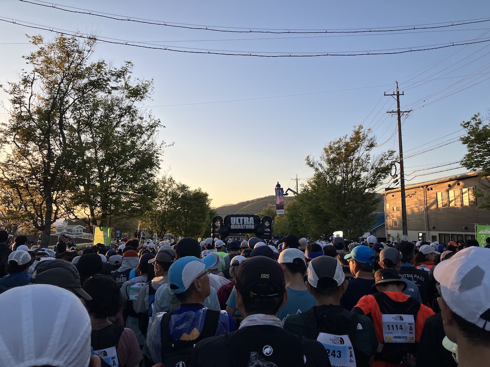「第32回 星の郷八ヶ岳野辺山高原100kmウルトラマラソン」スタート直前の様子／撮影＝折田侑駿