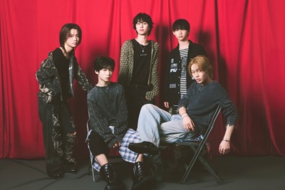 （後列左から時計回りに）ISANA、YUTA、AOI、RAIKI、HAL